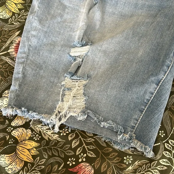 Bermuda shorts - Picture 2 of 7